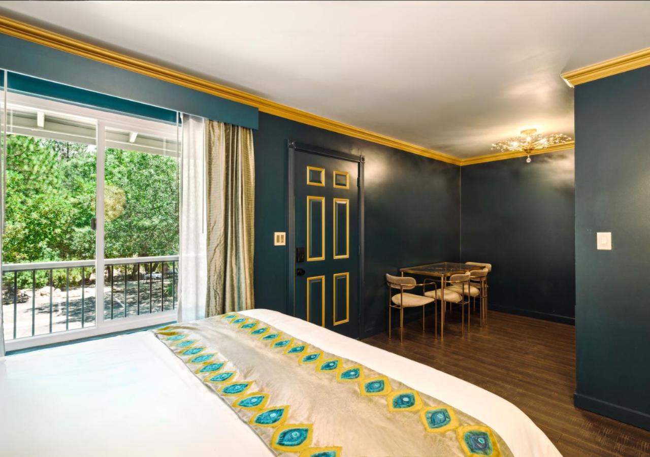 The Fainting Couch Boutique Hotel Cobb Room photo