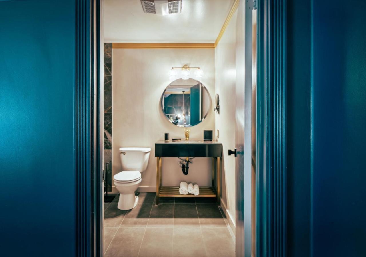 The Fainting Couch Boutique Hotel Cobb Room photo