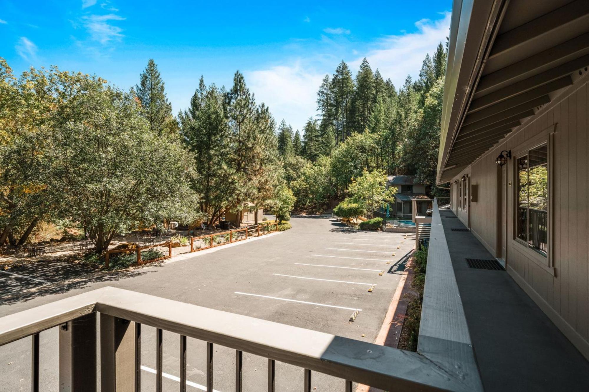 The Fainting Couch Boutique Hotel Cobb Exterior photo